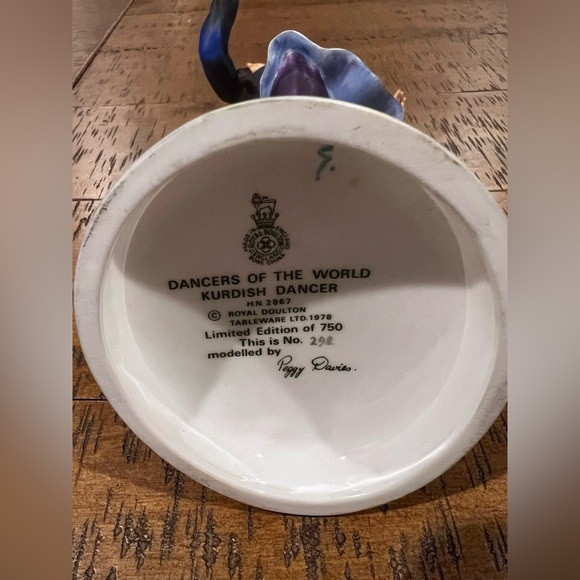 Royal Doulton Dancers of the World Kurdish Dancer – Signed! - Picture 9 of 9